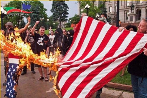 آتش زدن پرچم آمریکا در روز استقلال این کشور