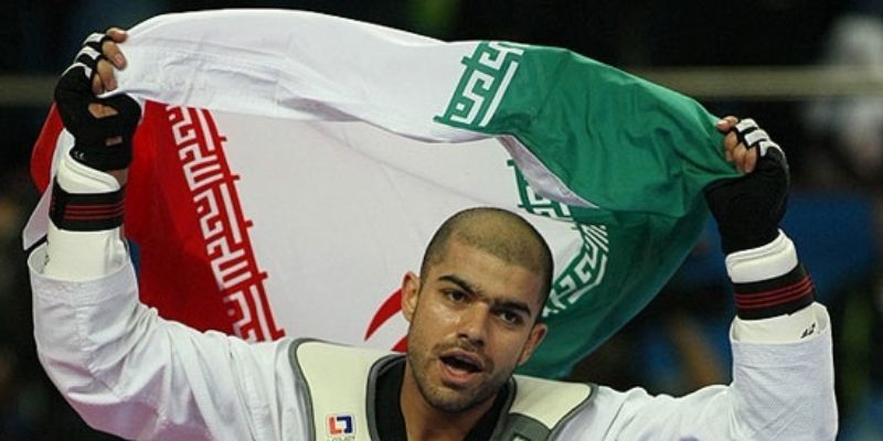 اهتزاز پرچم ایران در کنار یوسف کرمی